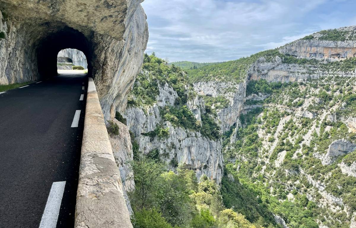 Route dans les gorges de l'Ardèche / photo Thomas Marchand